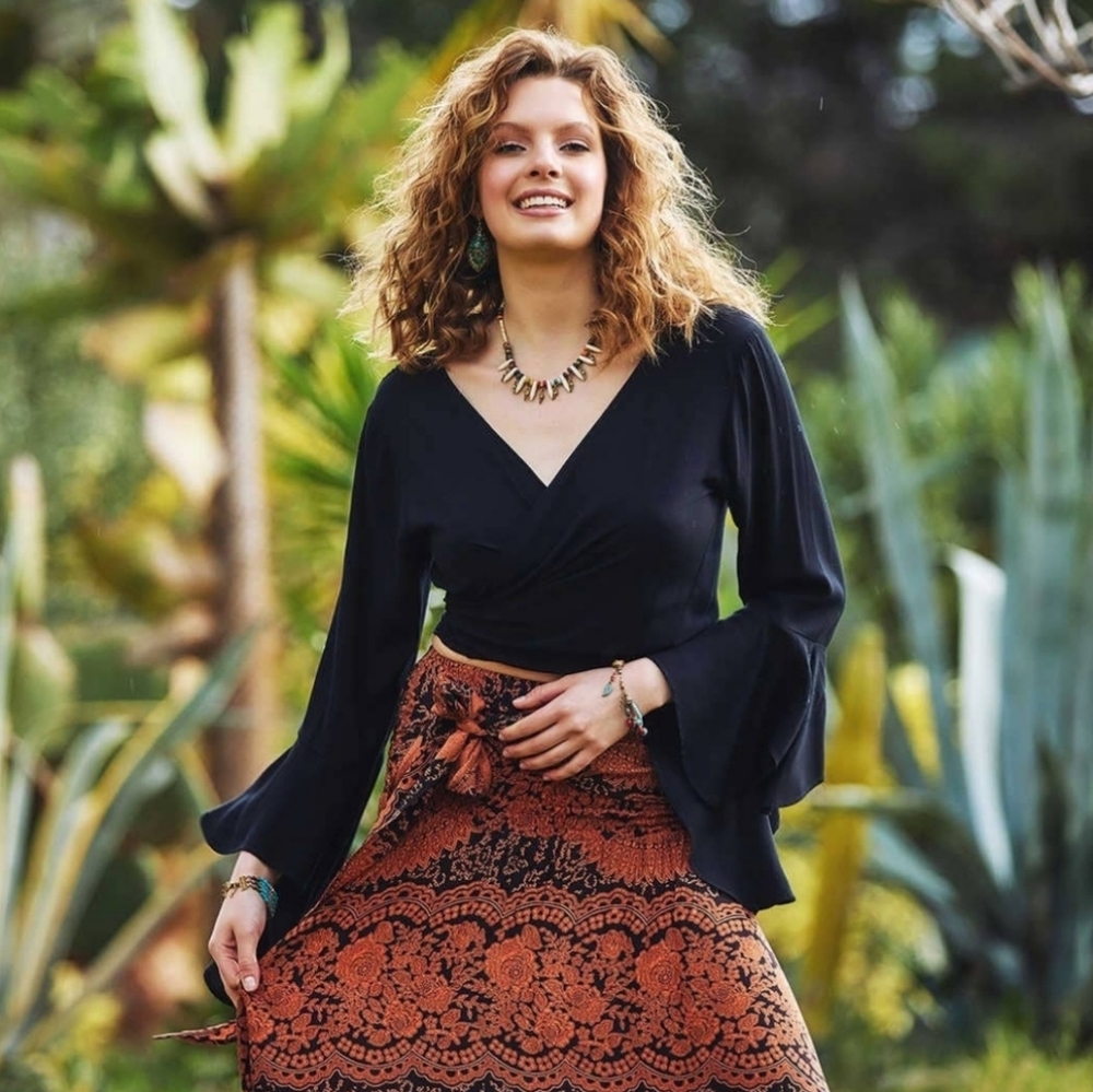 Bell sleeves, natural viscose crop top in black